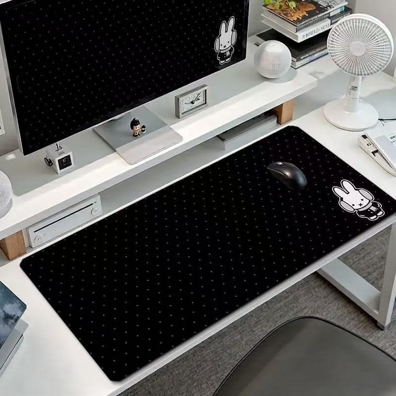 Tablet Cute Accessories - แผ่นรองเมาส์ลายกระต่ายมิฟฟี่น่ารัก ขนาดใหญ่ ลายคาวาอี้ สำหรับเล่นเกมส์ พร้อมลายหูฟัง จุดสีดำกันลื่น